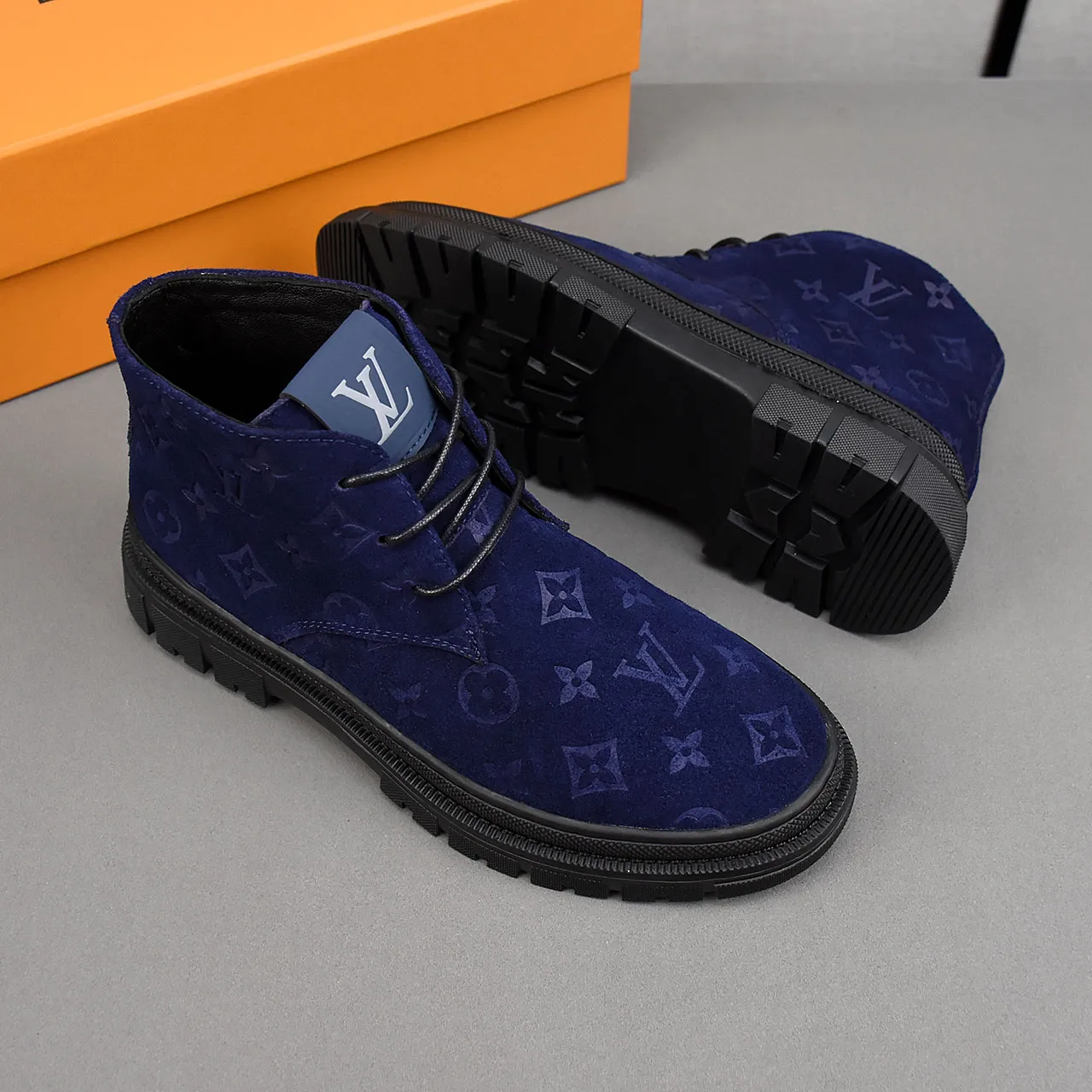 PP leather 230 gross 250👟👟👟LOUIS VUITTON LV donkey brand new thick-soled lace-up big-toe shoes men's casual shoes high-top short boots. These boots are made of waterproof nubuck to create a lightweight and comfortable shoe body. The trendy attitude of being both strong and soft makes it an everyday choice. ✔Upper: imported nubuck leather ✔Lining: sheepskin or wool ✔Outsole: molded outsole Size: 38-44
